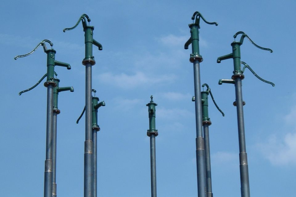 Wolfgang Buntrock, Frank Nordiek: Ein Wasserfall für den Fläming, Kunstwerk an der Nordroute des Kunstwanderweges, Foto: Naturparkverein Hoher Fläming e.V.